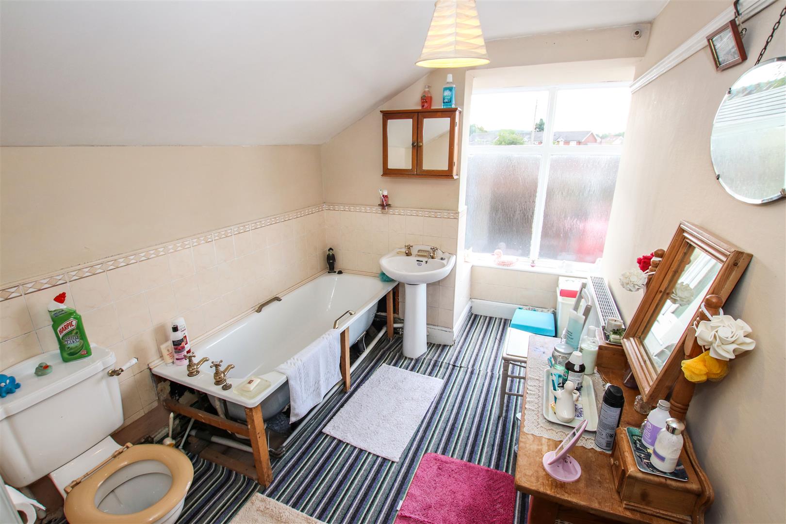 FIRST FLOOR FAMILY BATHROOM